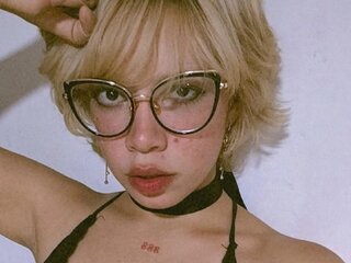 AmelieMari shows pictures